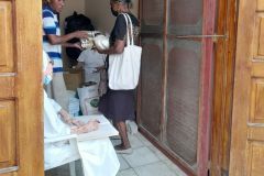 Belize-City-distributing-food