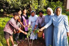 Bangalore-planting-tress-sisters-candidates-hostel-girls-and-workers-1