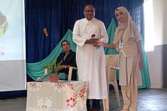 Manjeshwar-Resource-person-addressing-children-in-the-school-2