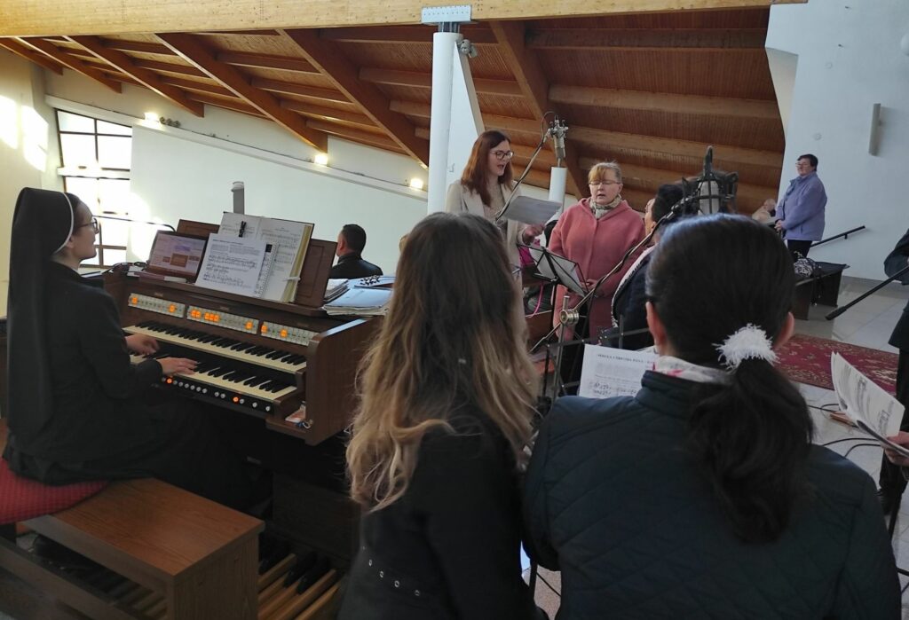Sr.Pauling organist and choir 1