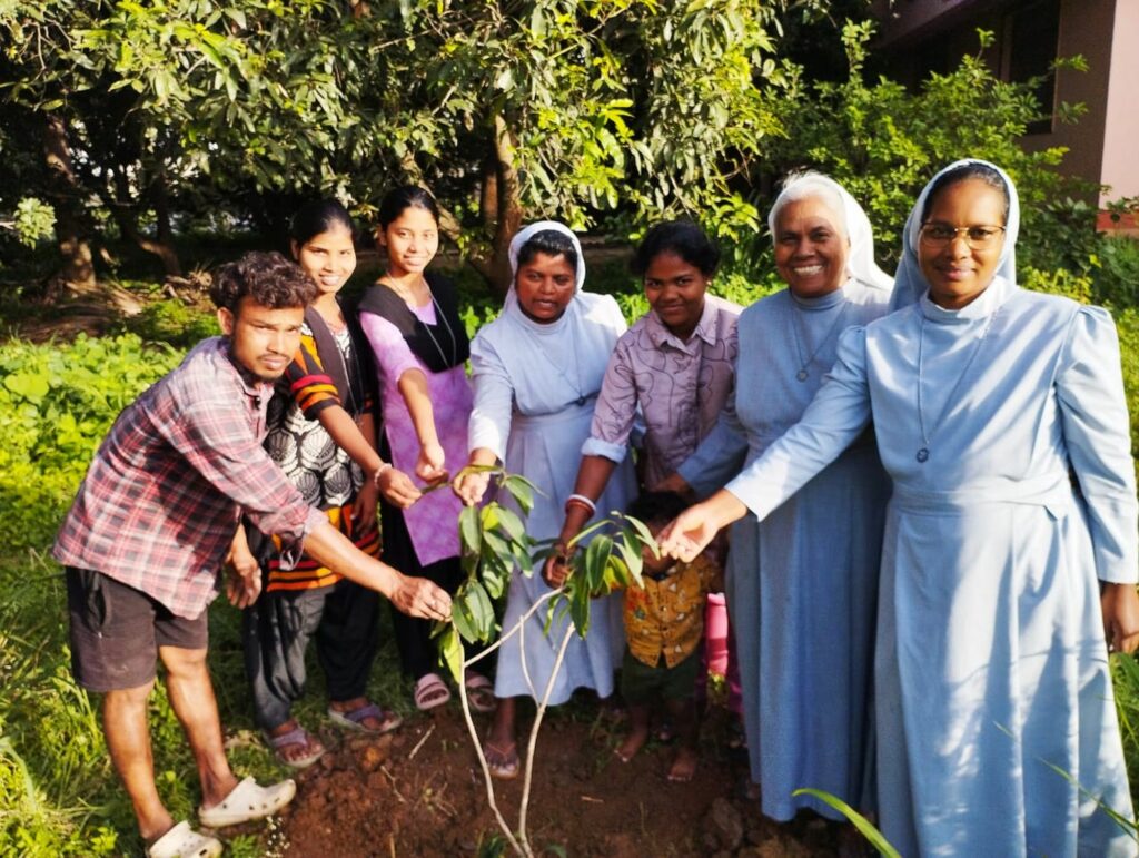 Bangalore planting tress sisters candidates hostel girls and workers 1