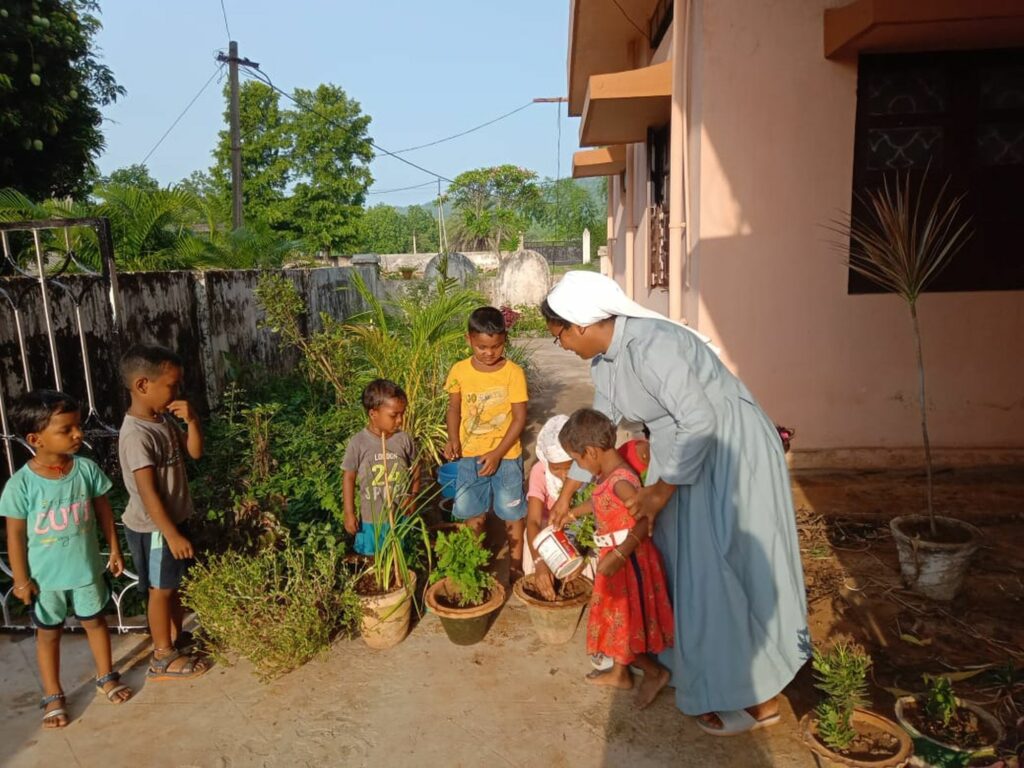 Raipur encouraging kindergarten children to care for the environment 1
